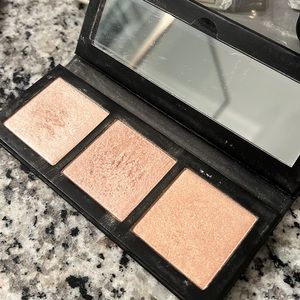 *3/$30* ❤️ MAC Hyper Real Glow highlight palette. Pre owned.